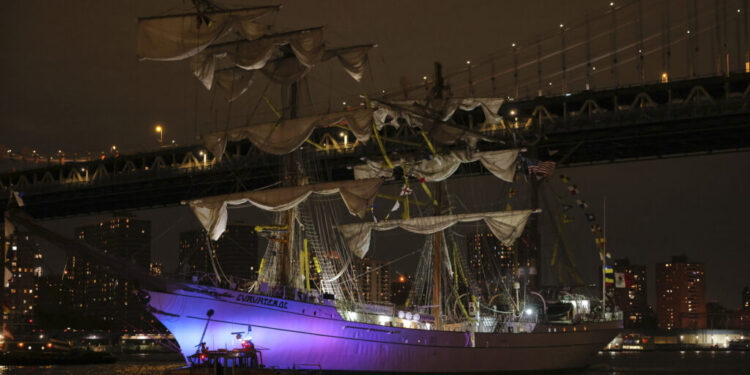 Εκπαιδευτικό ιστιοφόρο του Πολεμικού Ναυτικού του Μεξικού έπεσε στη γέφυρα Μπρούκλιν της Νέας Υόρκης – 22 τραυματίες