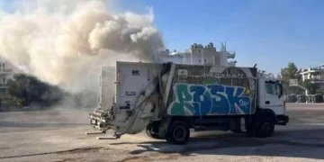 Θεσσαλονίκη: Στις φλόγες σταθμευμένα απορριμματοφόρα στην Πυλαία