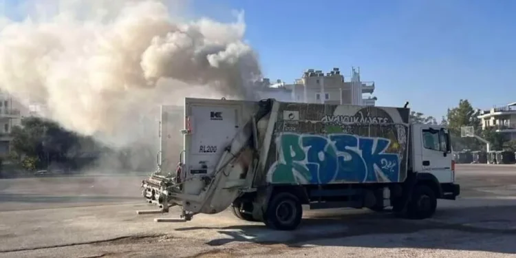 Θεσσαλονίκη: Στις φλόγες σταθμευμένα απορριμματοφόρα στην Πυλαία