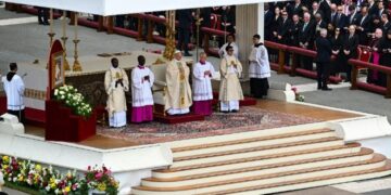 Πάπας Λέων ο ΙΔ': «Με επέλεξαν χωρίς να έχω καμία αξία, βρίσκομαι ενώπιόν σας, με φόβο, τρεμάμενος, ως αδελφός και υπηρέτης της πίστης και της ευτυχίας σας»