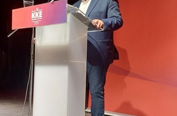 Δημήτρης Κουτσούμπας από την Λάρισα: “Όχι νέο φιάσκο με την προανακριτική για τα Τέμπη - Να καταθέσει κι ο Πρωθυπουργός”