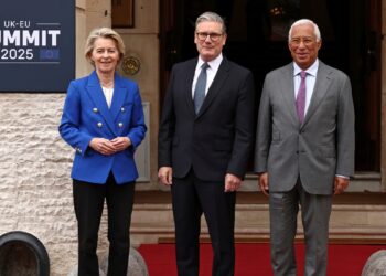 Συμφωνία «μαμούθ» Βρετανίας με Ε.Ε για άμυνα, εμπόριο, φοιτητές και αλιεία