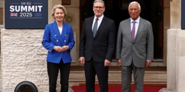 Συμφωνία «μαμούθ» Βρετανίας με Ε.Ε για άμυνα, εμπόριο, φοιτητές και αλιεία