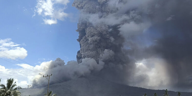 Σε συναγερμό η Ινδονησία λόγω της έκρηξης του ηφαιστείου Λεβοτόμπι Λάκι-Λάκι στο νησί Φλόρες