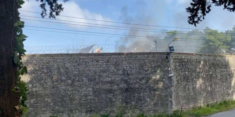 Επεισόδια στις φυλακές Κέρκυρας: Κρατούμενοι έβαλαν φωτιά σε στρώματα