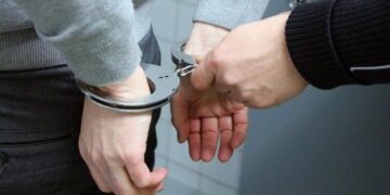 Συλλήψεις σε Σύρο, Μύκονο και Σαντορίνη για ναρκωτικά και οπλοκατοχή