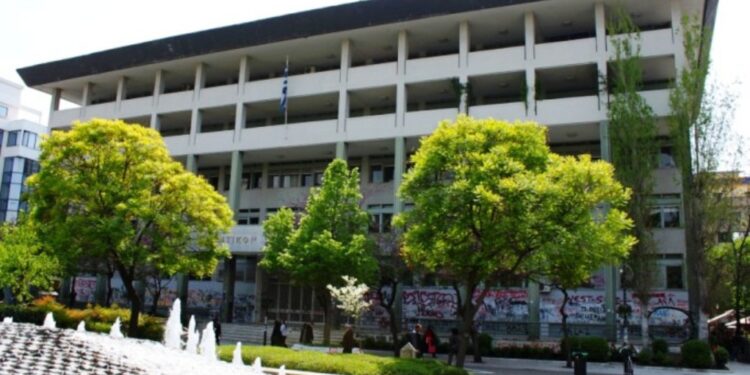 Λάρισα: Ο 50χρονος άνδρας που αναζητείτο για την υπόθεση κακοποίησης των δύο παιδιών, παραδόθηκε στην Αστυνομία