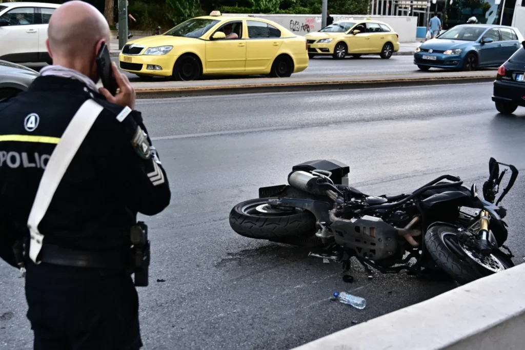 Σοβαρό τροχαίο στη Λ. Συγγρού με μηχανή που παρέσυρε πεζό - Δύο τραυματίες στο νοσοκομείο