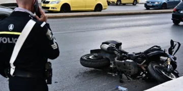 Σοβαρό τροχαίο στη Λ. Συγγρού με μηχανή που παρέσυρε πεζό - Δύο τραυματίες στο νοσοκομείο