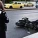 Σοβαρό τροχαίο στη Λ. Συγγρού με μηχανή που παρέσυρε πεζό - Δύο τραυματίες στο νοσοκομείο