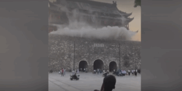 Κίνα: Κατέρρευσε η οροφή ιστορικού πύργου της δυναστείας Μινγκ κοντά σε τουρίστες