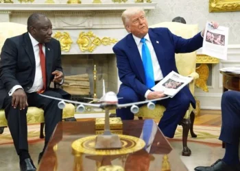 Σώου Τραμπ στη συνάντηση με τον πρόεδρο Ν. Αφρικής: " Συντελείται γενοκτονία” λευκών στη Νότια Αφρική" και η πληρωμένη απάντηση “Λυπάμαι που δεν έχω ένα αεροπλάνο να σου δώσω”