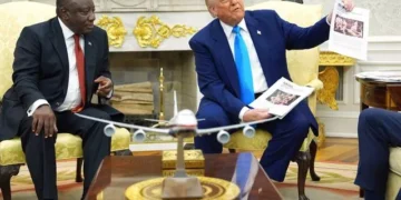 Σώου Τραμπ στη συνάντηση με τον πρόεδρο Ν. Αφρικής: " Συντελείται γενοκτονία” λευκών στη Νότια Αφρική" και η πληρωμένη απάντηση “Λυπάμαι που δεν έχω ένα αεροπλάνο να σου δώσω”