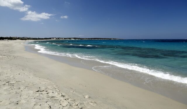 Νάξος: Νέες παράνομες επεμβάσεις στην παραλία της Πλάκας