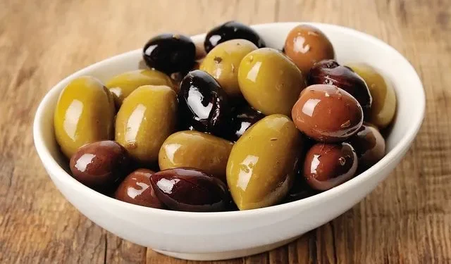 Ελιές: Πόσο καλές είναι για την υγεία; – Ποιοι πρέπει να τις αποφεύγουν;