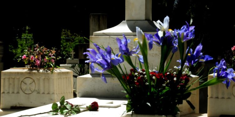 Μακάβριο λάθος στη Σάμο: Άλλη σορό έστειλαν για αποτέφρωση και άλλη για κηδεία