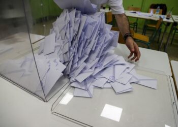 Δημοσκόπηση Metron Analysis: Άνοδος της ΝΔ - ισοπαλία ΠαΣοΚ με Πλεύση Ελευθερίας