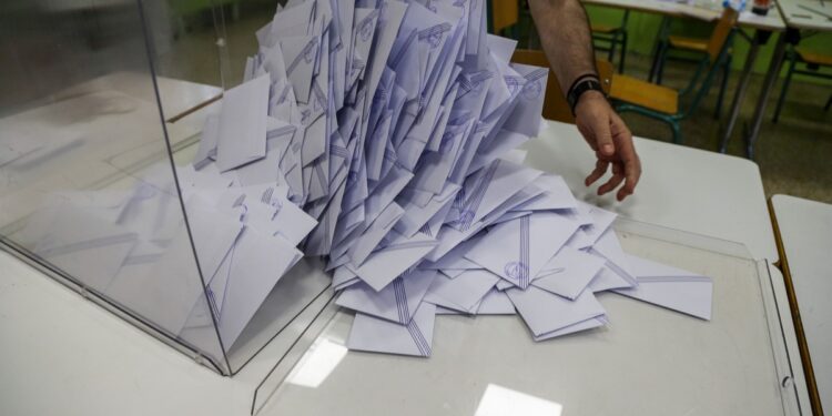 Δημοσκόπηση Metron Analysis: Άνοδος της ΝΔ - ισοπαλία ΠαΣοΚ με Πλεύση Ελευθερίας