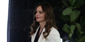 Έφη Αχτσιόγλου: “Μία πολιτική δύναμη ανατροπής, μπορεί να βάλει τέλος στη θεσμική κρίση”