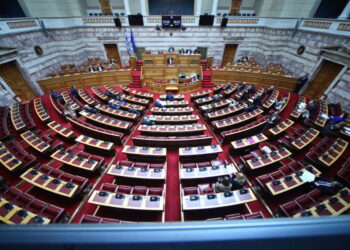 Αντιδράσεις της αντιπολίτευσης για την άρση της μονιμότητας στο δημόσιο