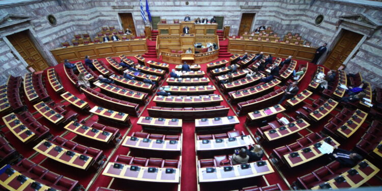 Αντιδράσεις της αντιπολίτευσης για την άρση της μονιμότητας στο δημόσιο