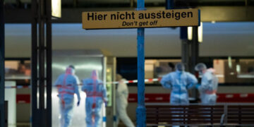 Αμβούργο: Συνελήφθη 39χρονη που επιτέθηκε με μαχαίρι και τραυμάτισε 18 επιβάτες στον σιδηροδρομικό σταθμό