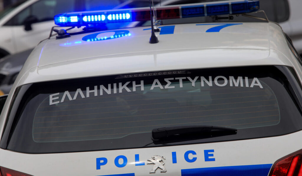 Συνελήφθη στην Πάτρα άνδρας που απειλούσε να πηδήσει από μπαλκόνι μαζί με το παιδί του