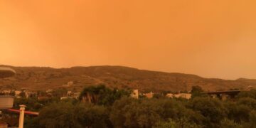 Κρήτη: Απόκοσμες εικόνες από την αφρικανική σκόνη – “Κοκκίνισε” ο ουρανός στα Χανιά