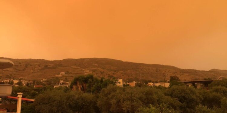 Κρήτη: Απόκοσμες εικόνες από την αφρικανική σκόνη – “Κοκκίνισε” ο ουρανός στα Χανιά