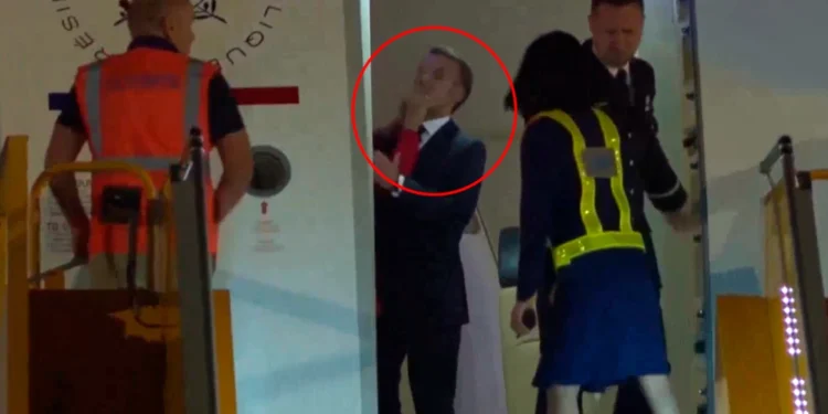 Η Μπριζίτ χαστούκισε τον Εμανουέλ Μακρόν στο αεροπλάνο -Το κατέγραψαν οι κάμερες