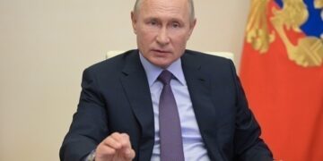 Βλαντιμίρ Πούτιν: «Πρέπει να στραγγαλίσουμε τις δυτικές επιχειρήσεις που παραμένουν στη Ρωσία και υπονομεύουν τα εθνικά συμφέροντα»