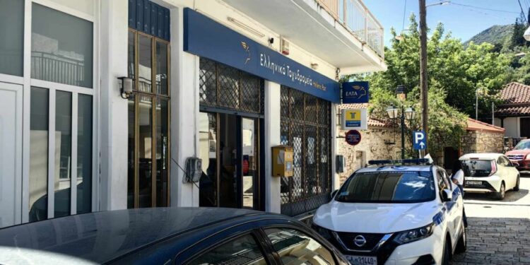 Καλάβρυτα: Πανικός σε ληστεία στα ΕΛΤΑ – “Έβγαλαν καλάσνικοφ και πυροβόλησαν στον αέρα”