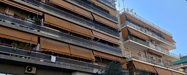 Σοκ στη Καλλιθέα: Σκοτώθηκε 7χρονη που πέρασε μέσα από τζαμαρία