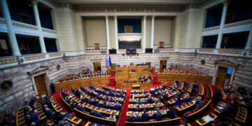 Τέμπη: Αντιδράσεις της αντιπολίτευσης στην πρόταση που κατέθεσε η ΝΔ για προανακριτική για τον Κ. Καραμανλή