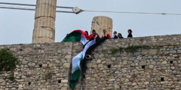 Η ανακοίνωση της Νέας Αριστεράς για την προσαγωγή 15 μελών της από την αστυνομία επειδή ύψωσαν παλαιστινιακή σημαία στην Ακρόπολη