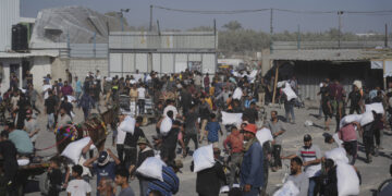 Λωρίδα της Γάζας: Χιλιάδες πεινασμένοι Παλαιστίνιοι λεηλάτησαν αποθήκη τροφίμων – Τουλάχιστον τέσσερις νεκροί