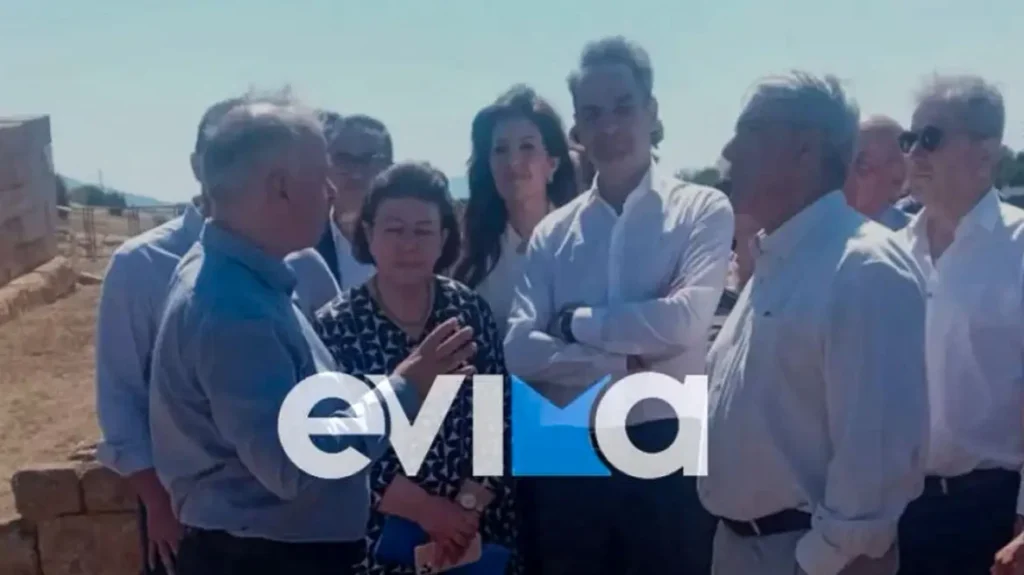 Ο Κυριάκος Μητσοτάκης στον αρχαιολογικό χώρο της Ερέτριας