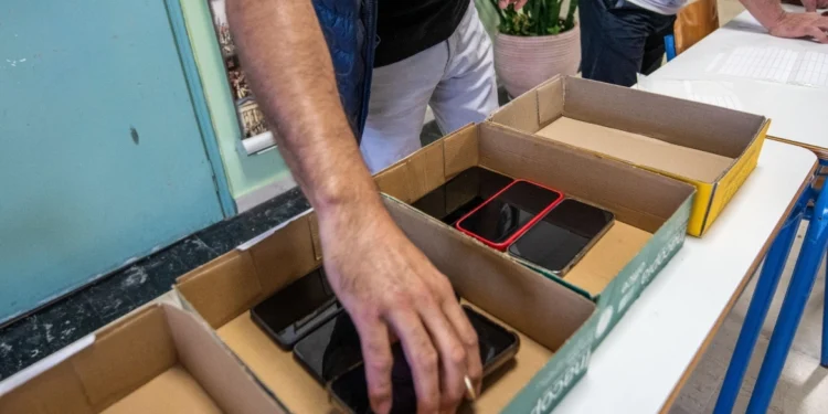 Πανελλαδικές: Υποψήφιος στο Ρέθυμνο μηδενίστηκε γιατί χτύπησε το κινητό του την ώρα της εξέτασης