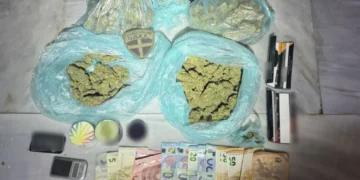 Συνελήφθησαν τρία άτομα στον Ασπρόπυργο για διακίνηση και κατοχή ναρκωτικών σε προαύλιο σχολείου