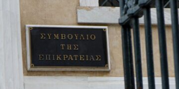 ΣΤΕ: Συνταγματικός ο γάμος ομόφυλων ζευγαριών με δικαίωμα υιοθεσίας