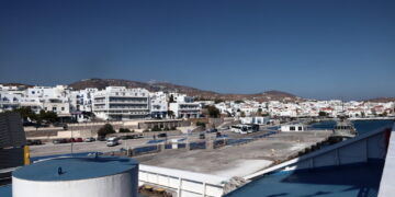 Πλοίο προσέκρουσε στο λιμάνι της Τήνου