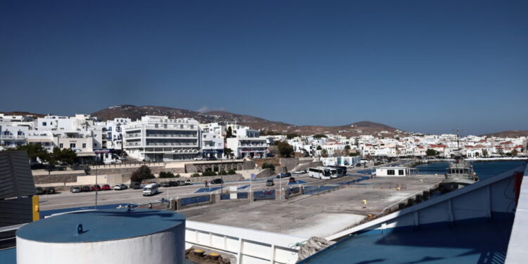 Πλοίο προσέκρουσε στο λιμάνι της Τήνου