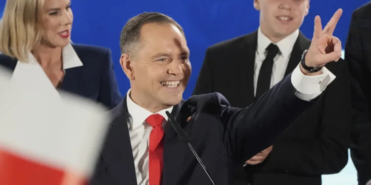 Προεδρικές εκλογές στην Πολωνία: Μάχη σώμα με σώμα “δείχνουν” τα exit poll