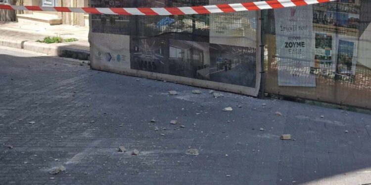 Πάτρα: Νέο επικίνδυνο κρούσμα με πτώση σοβάδων από μπαλκόνι πολυκατοικίας