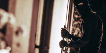 Αμαλιάδα: Συνελήφθησαν επ’ αυτοφώρω δύο διαρρήκτες μέσα σε διαμέρισμα