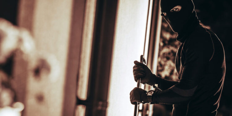 Αμαλιάδα: Συνελήφθησαν επ’ αυτοφώρω δύο διαρρήκτες μέσα σε διαμέρισμα