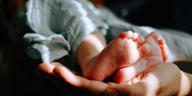 Σοκ στο Ηράκλειο: Φοιτήτρια γέννησε νεκρό βρέφος στην τουαλέτα του σπιτιού της