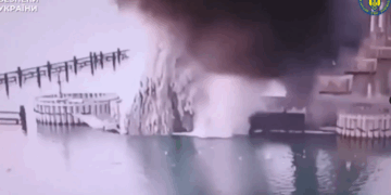 Η Ουκρανία ανακοίνωσε ότι χτύπησε τη γέφυρα της Κριμαίας