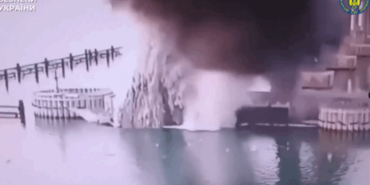 Η Ουκρανία ανακοίνωσε ότι χτύπησε τη γέφυρα της Κριμαίας