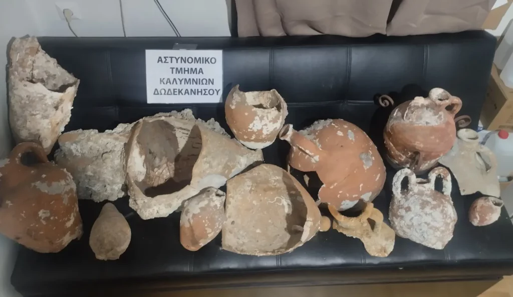 Συνελήφθη στην Κάλυμνο 87χρονος αλλοδαπός για παράνομη κατοχή αρχαίων – Βρέθηκαν στο σπίτι του αμφορείς και τμήματα αγγείων